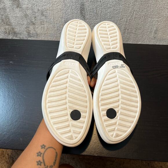 CROCS Isabella Flip W Floral Black Graphic Flip Flop Women size 10 - Picture 2 of 4